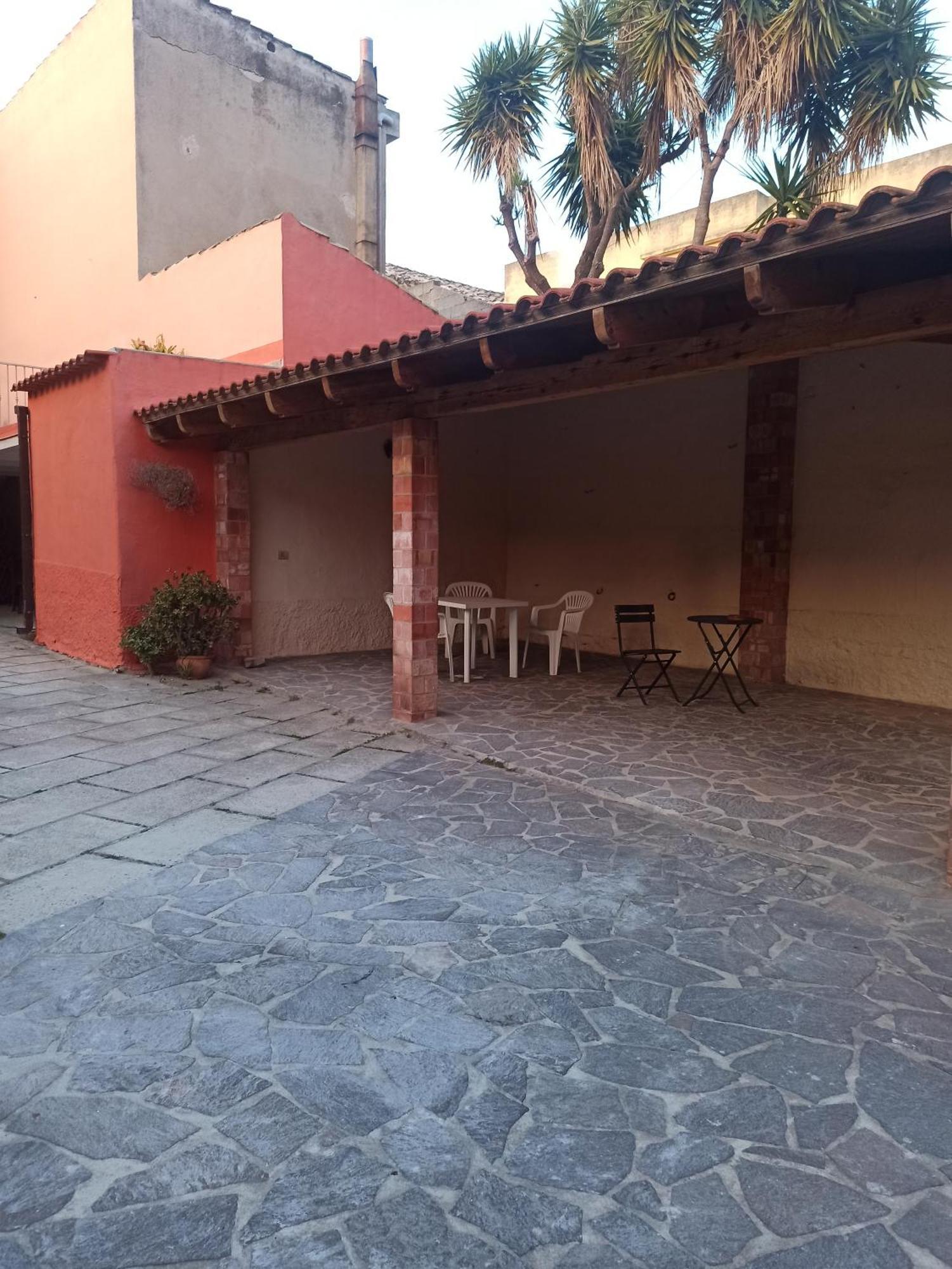 Готель Piazza San Giorgio Dolianova Екстер'єр фото